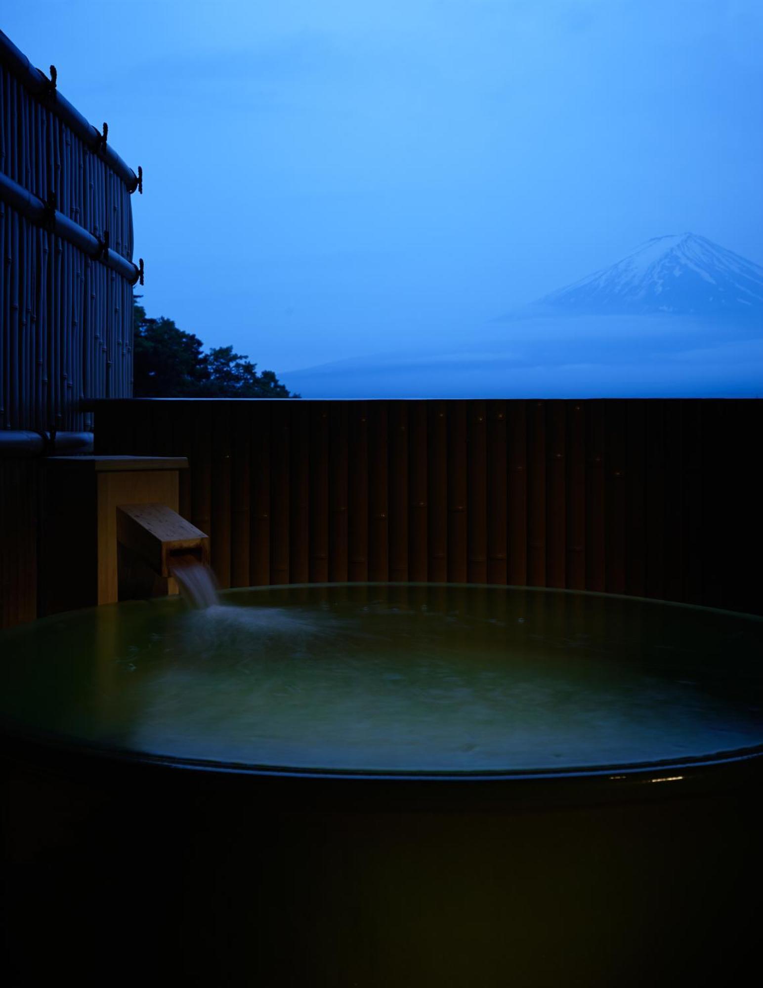 Отель Fujikawaguchiko Onsen Konanso Номер фото A view of Mount Fuji from a traditional onsen