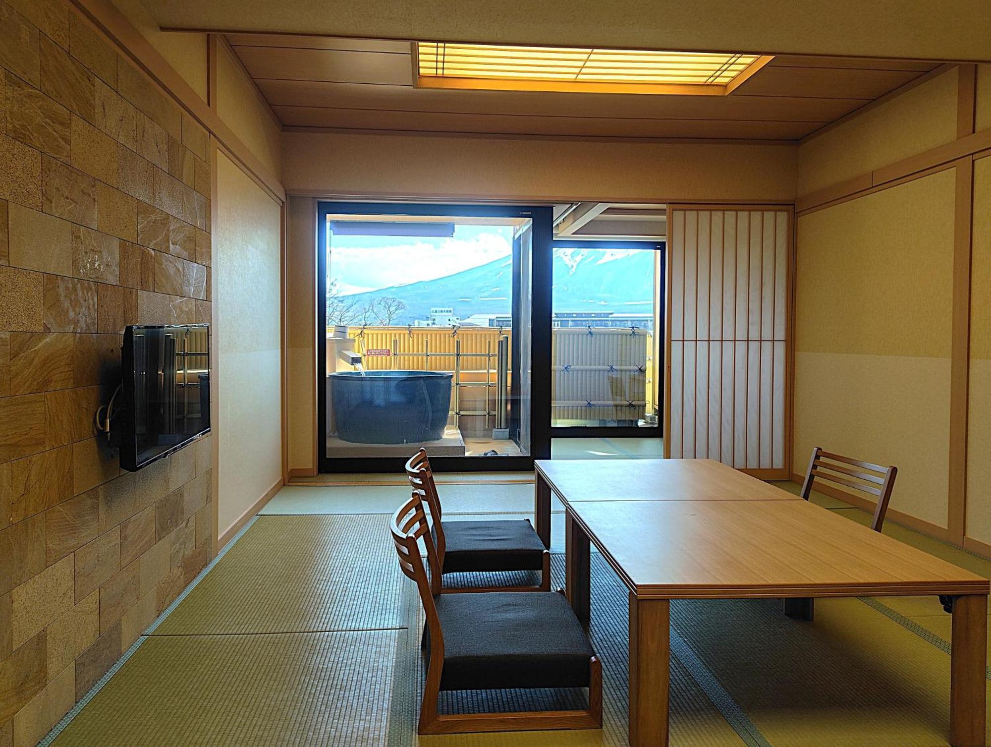 Отель Fujikawaguchiko Onsen Konanso Экстерьер фото A room at the Kyoto International Manga Museum