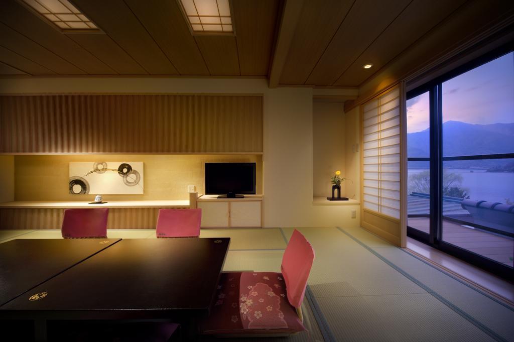 Отель Fujikawaguchiko Onsen Konanso Экстерьер фото A room at the hotel