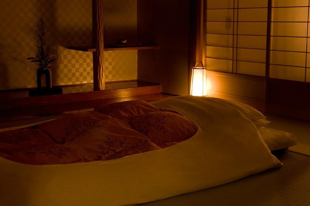 Отель Fujikawaguchiko Onsen Konanso Экстерьер фото A traditional Japanese room with a kotatsu