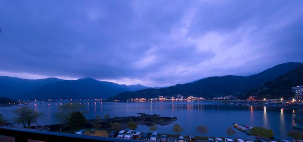 Отель Fujikawaguchiko Onsen Konanso Экстерьер фото View of the town