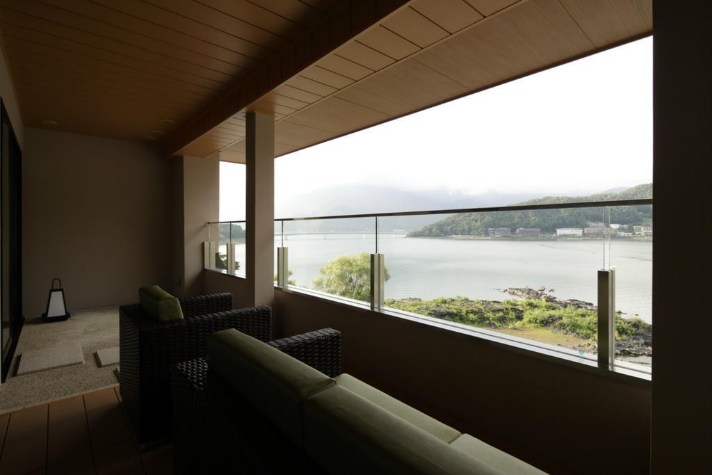 Отель Fujikawaguchiko Onsen Konanso Экстерьер фото A view of Lake Biwa from a room at the hotel