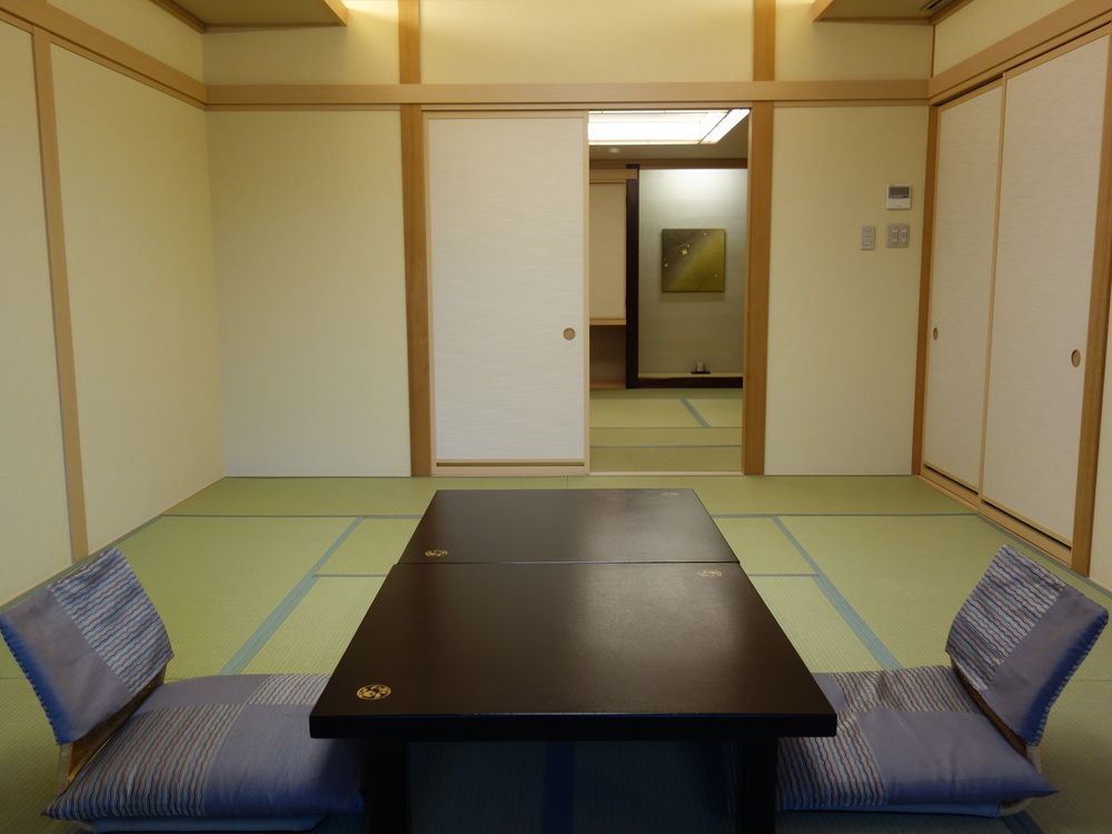 Отель Fujikawaguchiko Onsen Konanso Экстерьер фото A traditional Japanese room with tatami flooring